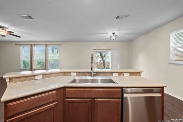 220 HINGE CRK, Cibolo, TX 78108