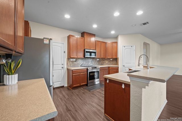 220 HINGE CRK, Cibolo, TX 78108