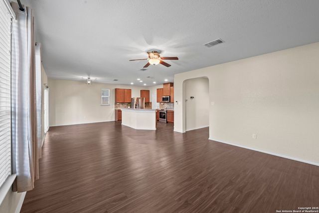 220 HINGE CRK, Cibolo, TX 78108