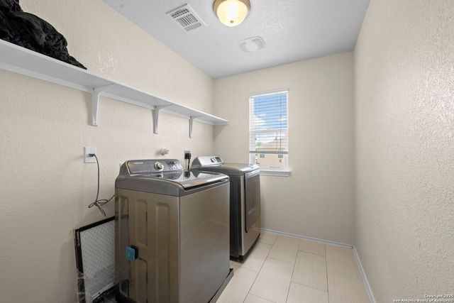 220 HINGE CRK, Cibolo, TX 78108