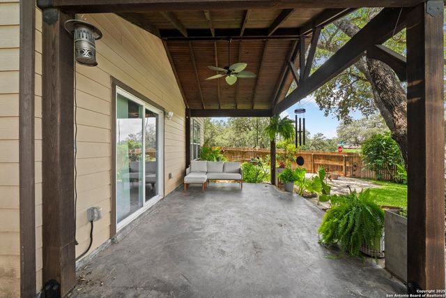 220 HINGE CRK, Cibolo, TX 78108