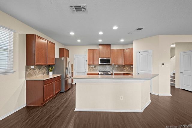 220 HINGE CRK, Cibolo, TX 78108