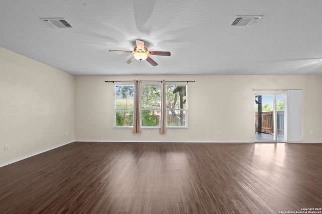 220 HINGE CRK, Cibolo, TX 78108