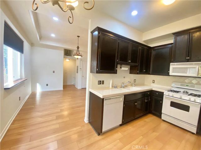 5242 Vesper 7, Sherman Oaks, CA 91411