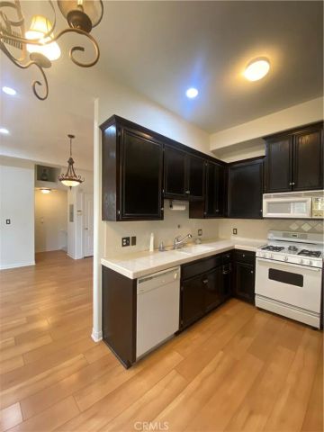 5242 Vesper 7, Sherman Oaks, CA 91411