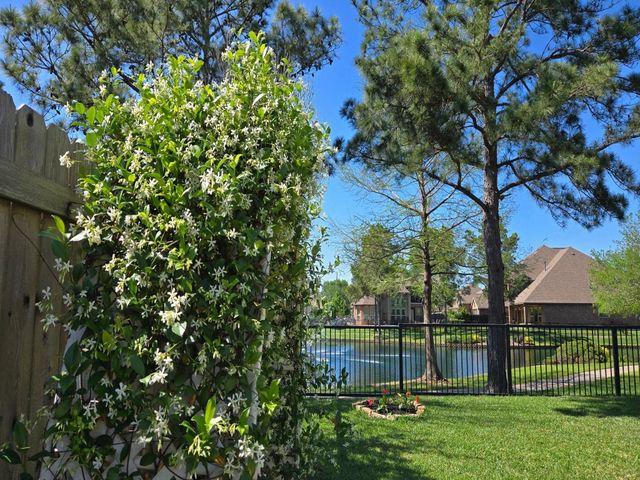 2710 King Point View Lane, Spring, TX 77388