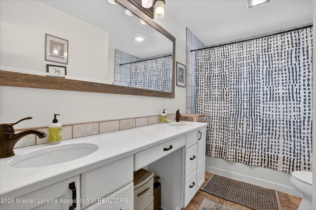 2540 E Round Lake Road, Dewitt, MI 48820