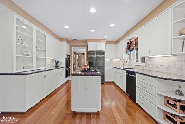 991 S Renaud Road, Grosse Pointe Woods, MI 48236