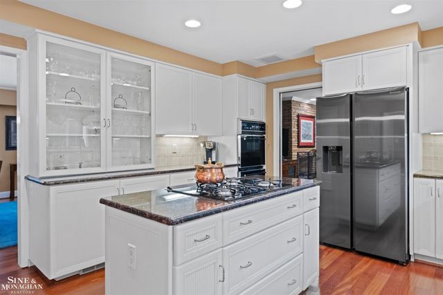 991 S Renaud Road, Grosse Pointe Woods, MI 48236