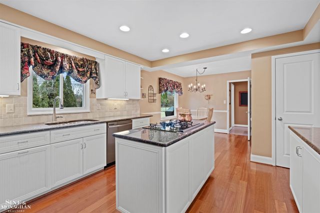 991 S Renaud Road, Grosse Pointe Woods, MI 48236