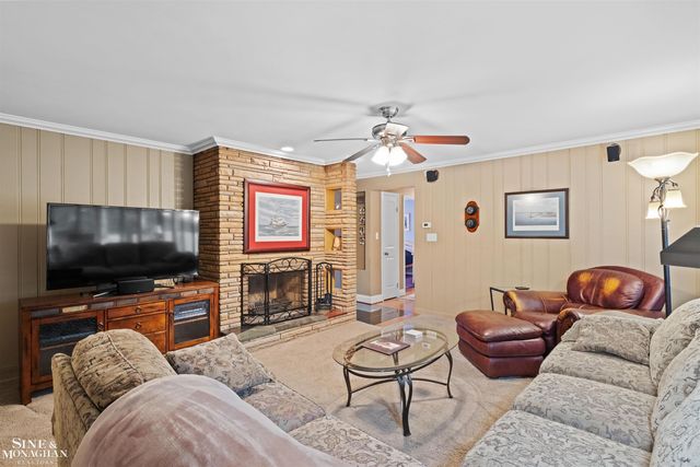 991 S Renaud Road, Grosse Pointe Woods, MI 48236