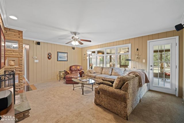 991 S Renaud Road, Grosse Pointe Woods, MI 48236