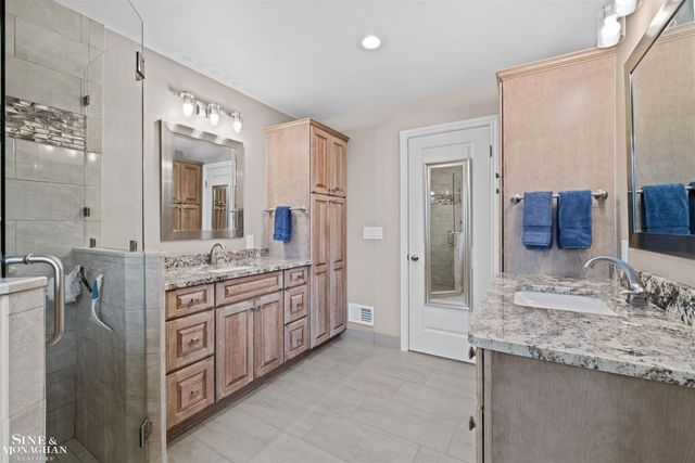 991 S Renaud Road, Grosse Pointe Woods, MI 48236