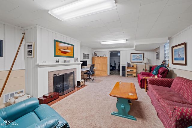 991 S Renaud Road, Grosse Pointe Woods, MI 48236