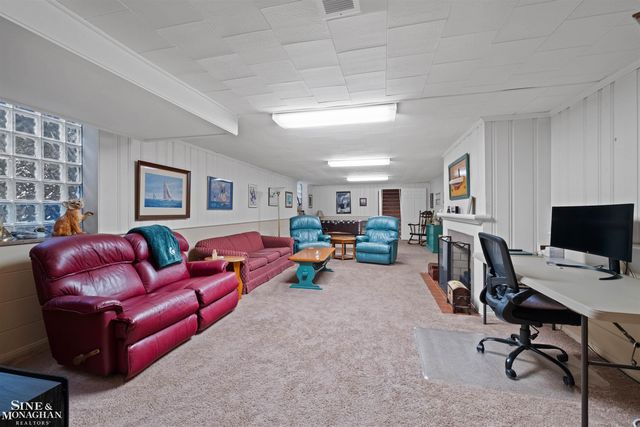 991 S Renaud Road, Grosse Pointe Woods, MI 48236