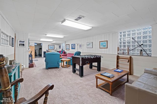 991 S Renaud Road, Grosse Pointe Woods, MI 48236