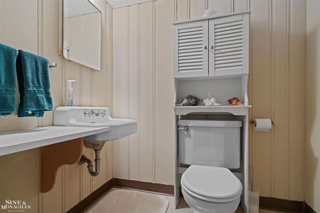 991 S Renaud Road, Grosse Pointe Woods, MI 48236