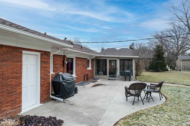 991 S Renaud Road, Grosse Pointe Woods, MI 48236