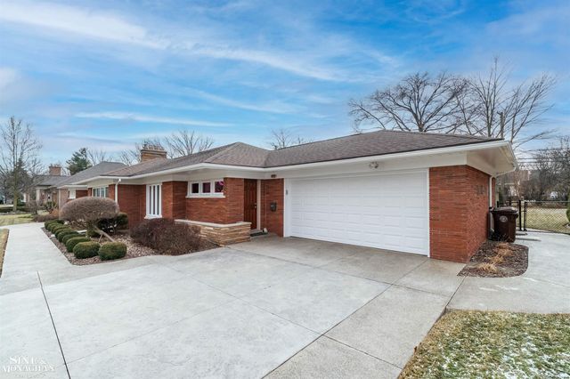 991 S Renaud Road, Grosse Pointe Woods, MI 48236