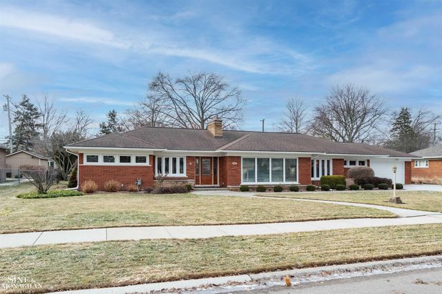 991 S Renaud Road, Grosse Pointe Woods, MI 48236