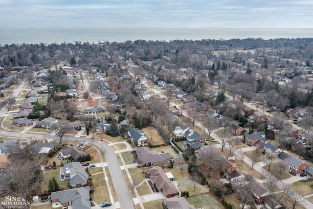 991 S Renaud Road, Grosse Pointe Woods, MI 48236