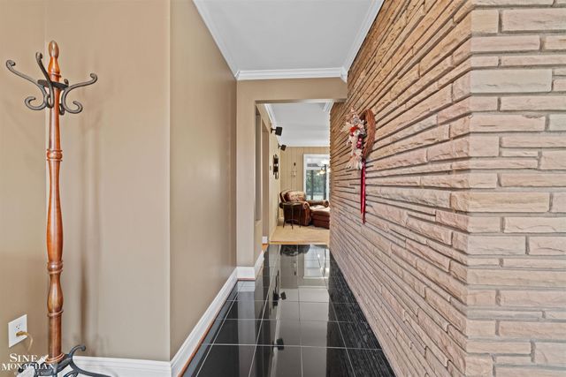 991 S Renaud Road, Grosse Pointe Woods, MI 48236