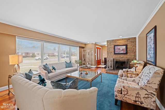 991 S Renaud Road, Grosse Pointe Woods, MI 48236