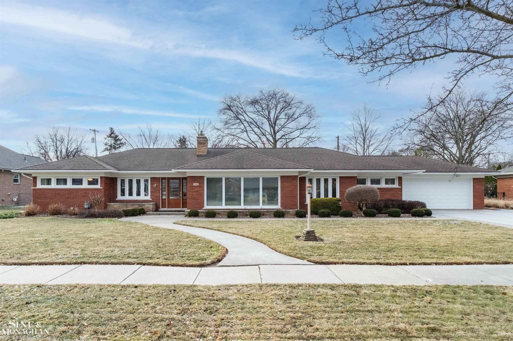 991 S Renaud Road, Grosse Pointe Woods, MI 48236