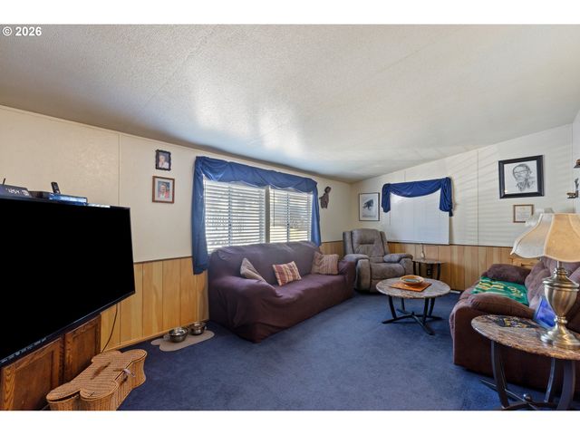 771 Se HALL St, Winston, OR 97496