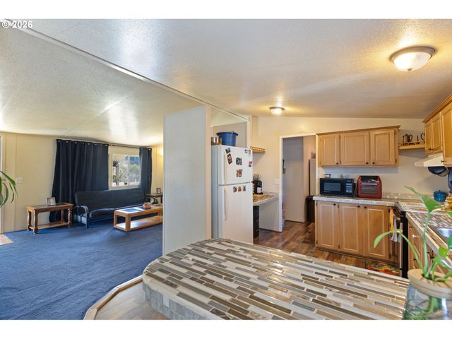 771 Se HALL St, Winston, OR 97496