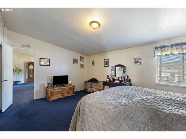 771 Se HALL St, Winston, OR 97496