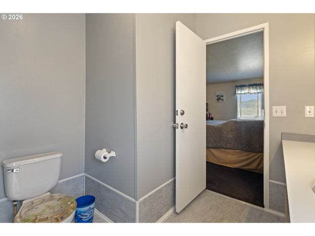 771 Se HALL St, Winston, OR 97496