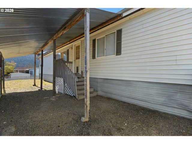 771 Se HALL St, Winston, OR 97496