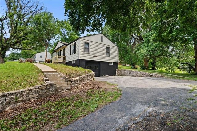 8905 E 55TH Street, Raytown, MO 64133