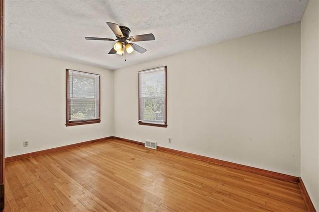 8905 E 55TH Street, Raytown, MO 64133