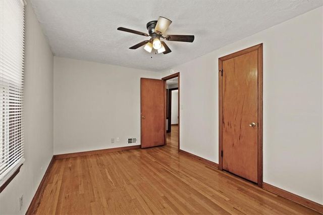 8905 E 55TH Street, Raytown, MO 64133