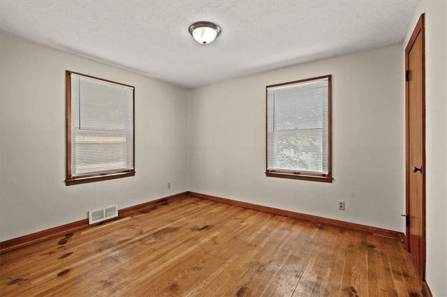 8905 E 55TH Street, Raytown, MO 64133