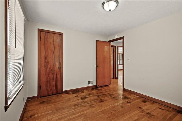 8905 E 55TH Street, Raytown, MO 64133