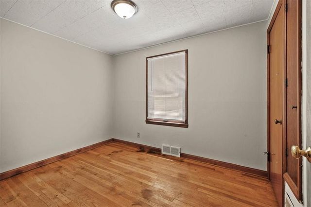 8905 E 55TH Street, Raytown, MO 64133