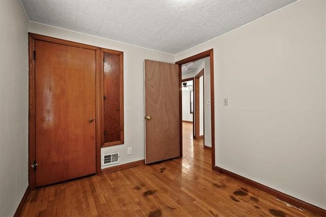 8905 E 55TH Street, Raytown, MO 64133