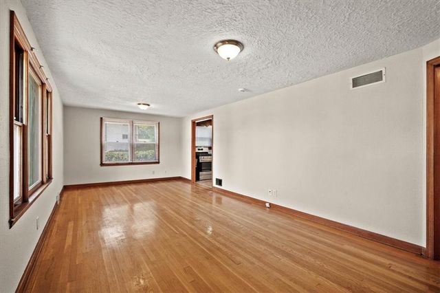 8905 E 55TH Street, Raytown, MO 64133