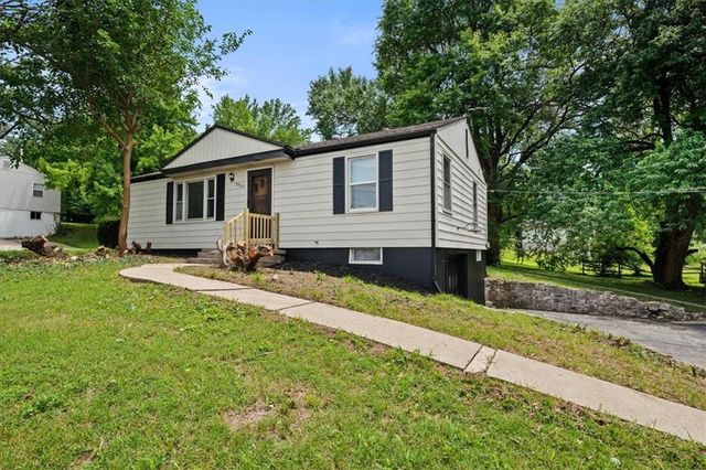 8905 E 55TH Street, Raytown, MO 64133