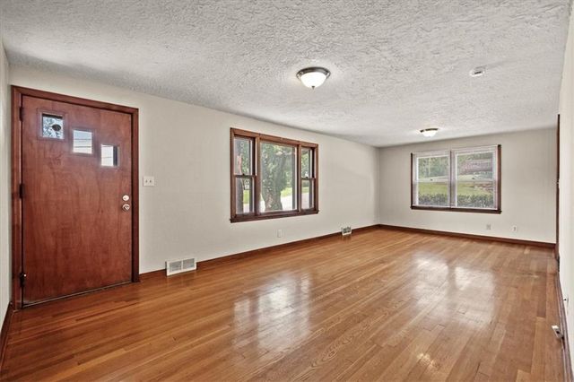 8905 E 55TH Street, Raytown, MO 64133