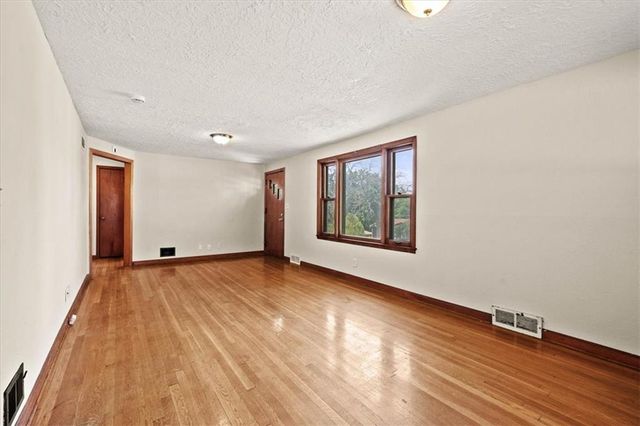 8905 E 55TH Street, Raytown, MO 64133