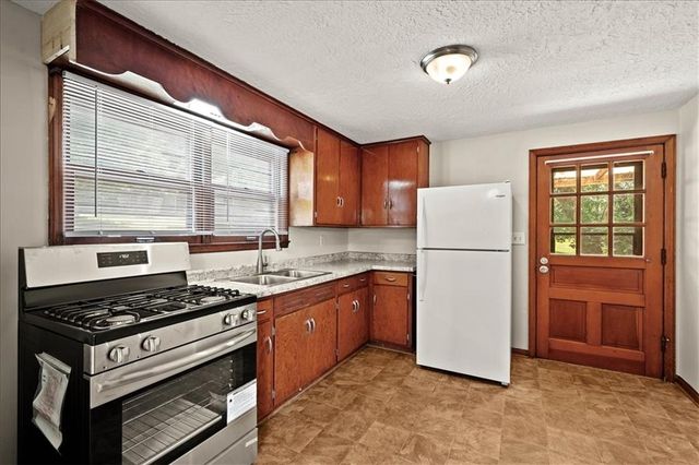 8905 E 55TH Street, Raytown, MO 64133