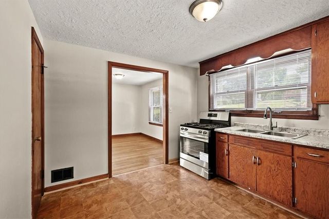 8905 E 55TH Street, Raytown, MO 64133