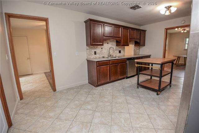 941 S Walnut Street, St Albans, WV 25177