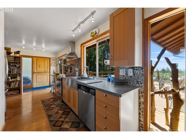 15870 PELICAN BAY Dr, Brookings, OR 97415