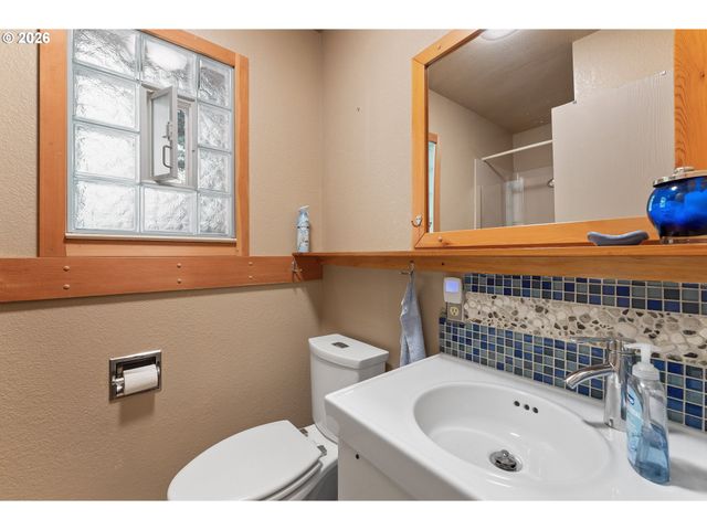 15870 PELICAN BAY Dr, Brookings, OR 97415