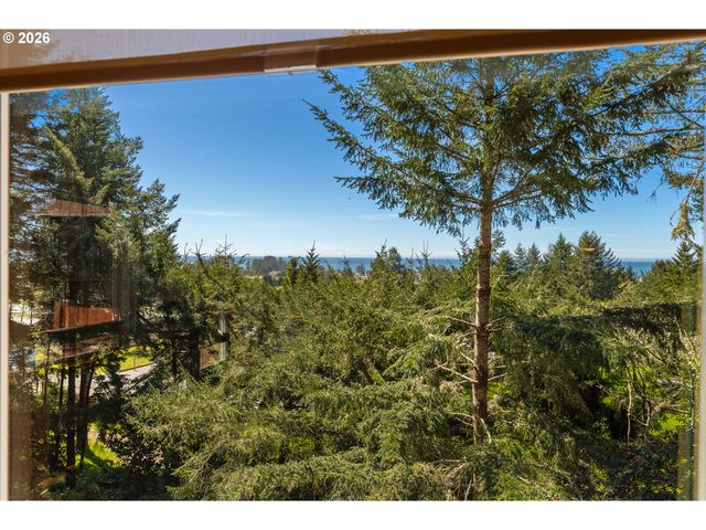 15870 PELICAN BAY Dr, Brookings, OR 97415